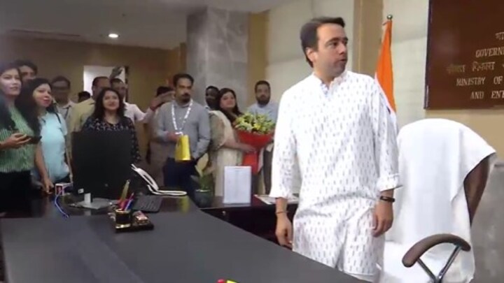 कौशल विकास और उद्यमिता के राज्यमंत्री के रूप में जयंत चौधरी ने किया पहला साइन तो ऐसा था नजारा Jayant Chaudhary