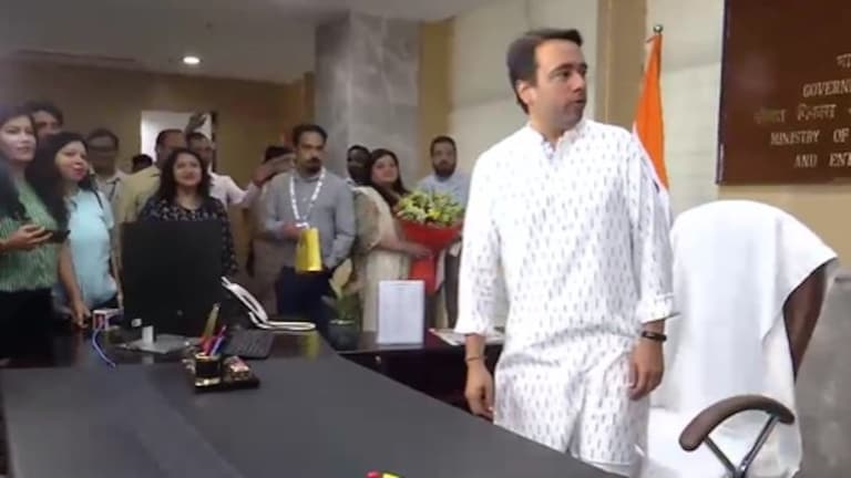 कौशल विकास और उद्यमिता के राज्यमंत्री के रूप में जयंत चौधरी ने किया पहला साइन तो ऐसा था नजारा Jayant Chaudhary