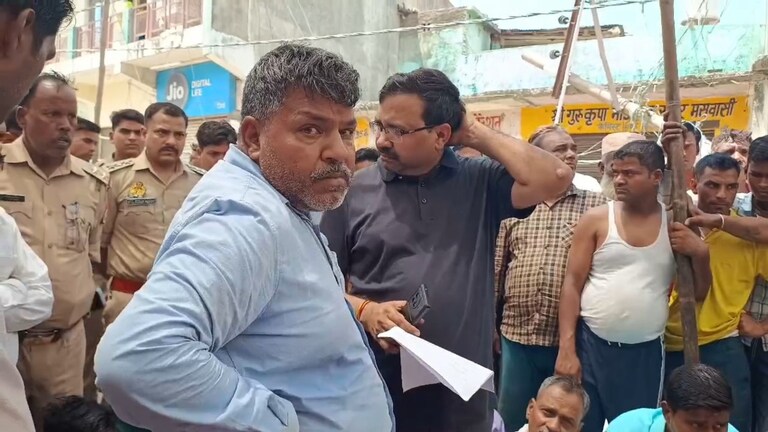 रामपुर: BJP नेता ने समर्थकों के साथ मिल नायब तहसीलदार के साथ की मारपीट, 80 के खिलाफ केस दर्ज Rampur