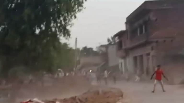 हरदोई : गंदे पानी की छींटें पड़ने से दो समुदायों में जमकर हुआ बवाल, जमकर चलें ईंट-पत्थर hardoi