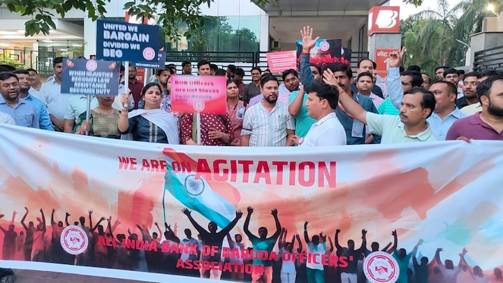 ट्रांसफर के खिलाफ सड़क पर उतरे सरकारी बैंक के कर्मचारी, लगाया ये बड़ा आरोप up news