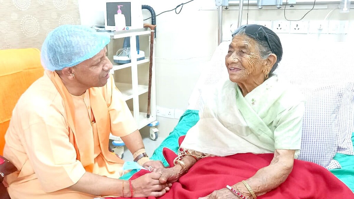 ऋषिकेश AIIMS में भर्ती हुईं योगी आदित्यनाथ की मां, मिलने पहुंचे सीएम मां से मिलने पहुंचे सीएम योगी