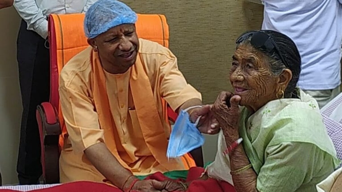 अस्पताल में मां से मिलते ही भावुक हुए सीएम योगी, AIIMS ऋषिकेश पहुंचकर जाना हेल्थ अपडेट मां से मिलने पहुंचे सीएम योगी