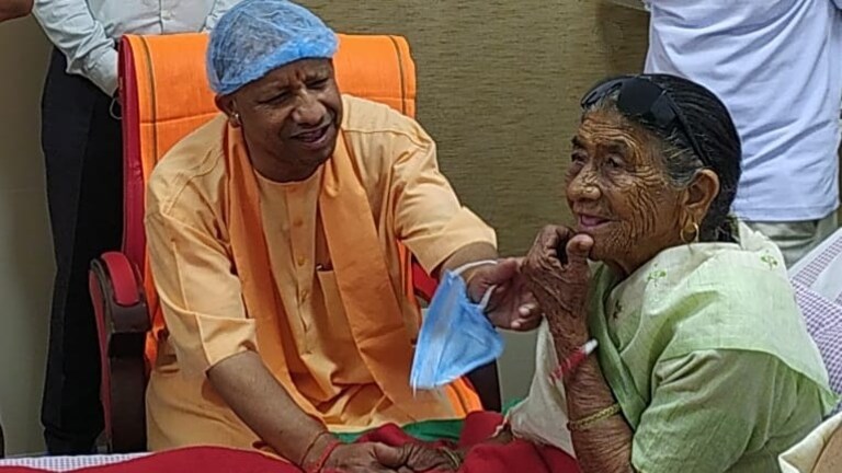अस्पताल में मां से मिलते ही भावुक हुए सीएम योगी, AIIMS ऋषिकेश पहुंचकर जाना हेल्थ अपडेट मां से मिलने पहुंचे सीएम योगी