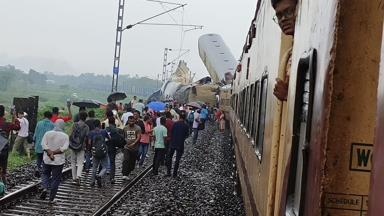 Kanchanjunga Train Accident : यात्रीगण कृपया ध्यान दें...कंचनजंगा ट्रेन हादसे की वजह से 19 ट्रेन कैंसिल, ये रही पूरी लिस्ट Kanchanjunga Express accident
