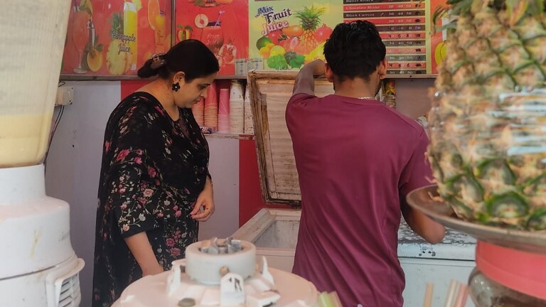 जूस के ग्लास में कॉकरोच तो फल में रेंगते दिखे कीड़े, ग्रेटर नोएडा की इस वीडियो ने दिखाई जूस कॉर्नर की हकीकत noida news