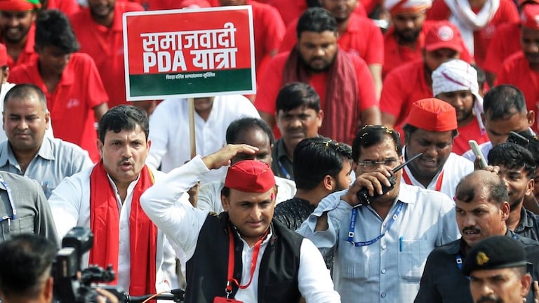 PDA पॉलिटिक्स को धार देने में जुटे अखिलेश यादव , यूपी के हर जिले को लेकर बना सपा का प्लान Samajwadi PDA Politics