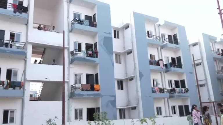 लखनऊ के अकबरनगर में जिन लोगों का कब्जे वाला घर टूटा, देखिए सरकार ने उन्हें कैसा फ्लैट दिया Lucknow Akbarnagar News