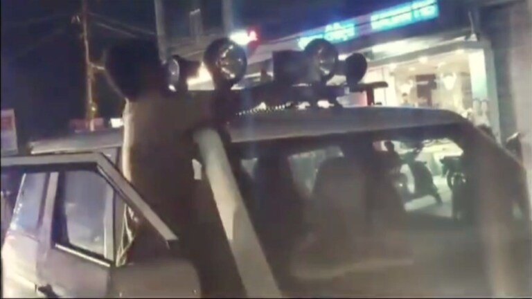 बाराबंकी में पुलिस ने लेडी PCS की गाड़ी से उतरवा लिया हूटर और बत्ती, वीडियो हुआ वायरल Barabanki