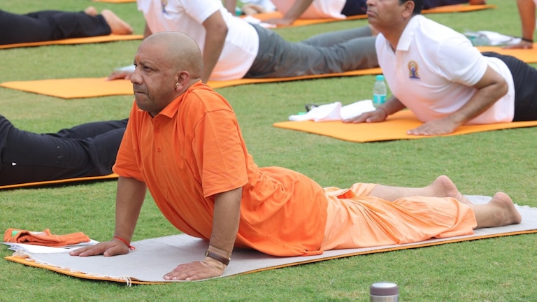 10वें अंतराष्ट्रीय योग दिवस पर CM योगी ने किया योगाभ्यास तो ऐसा था नजारा, देखें तस्वीरें Picture: CM Yogi