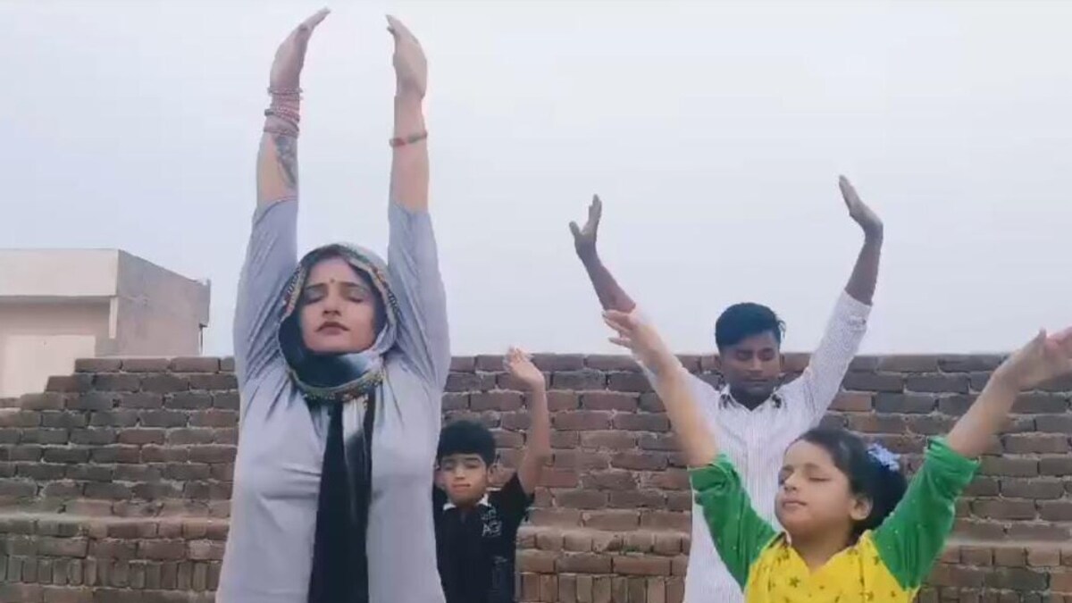 अब Yoga Day पर सचिन के साथ योग करने लगी सीमा हैदर, वीडियो में पाकिस्तान का जिक्र कर ये कहा Noida