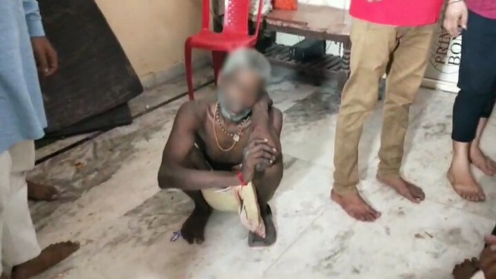 मथुरा: बरसाना में राधा रानी मंदिर की सीढ़ियों पर शख्स पका रहा था कुछ ऐसा, भड़के लोग और हुआ हंगामा Mathura