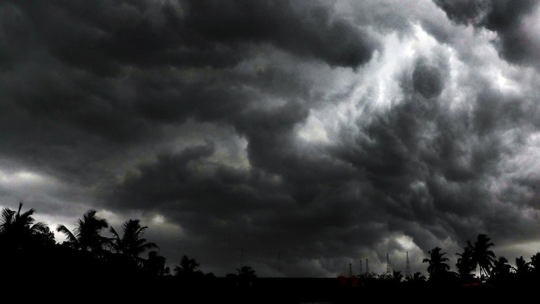 UP Monsoon Update: यूपी में में मौसम का यू-टर्न, इन जिलों में पहले पहुंचेगा मानसून और होगी झमाझम बारिश UP Monsoon Update