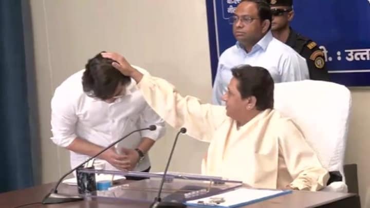 आकाश आनंद के सिर पर हाथ और पार्टी की हार पर मंथन, बसपा की बैठक में मायावती ने दिया ये बड़ा संकेत Mayawati
