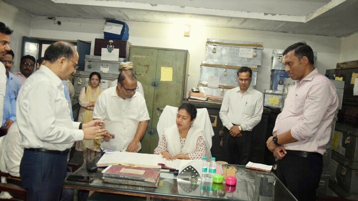 मुख्तार को हिलाने वाली DM दुर्गा शक्ति नागपाल ने जब लखीमपुर खीरी में संभाला ऑफिस तो ये हुआ DM Durga Shakti Nagpal