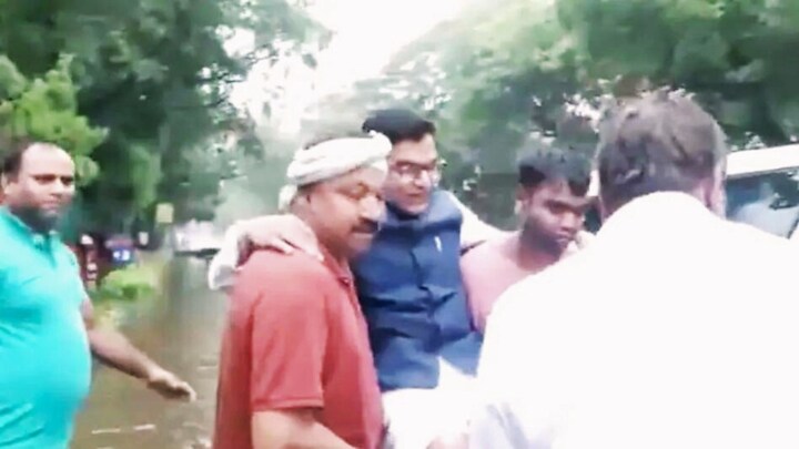 सपा सांसद रामगोपाल यादव के बंगले का हाल देखिए, गोद में उठाकर ले जाना पड़ा UP Tak