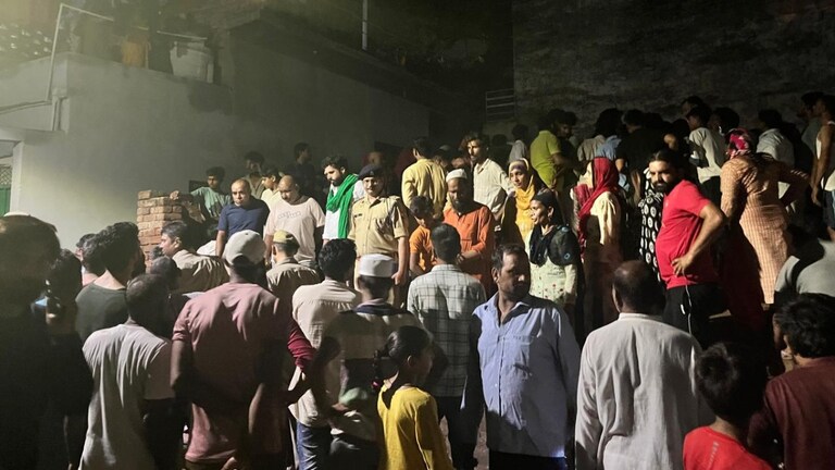 ग्रेटर नोएडा में बड़ा हादसा! निर्माणाधीन मकान गिरने से 8 बच्चे घायल, तीन की मौत UP Tak