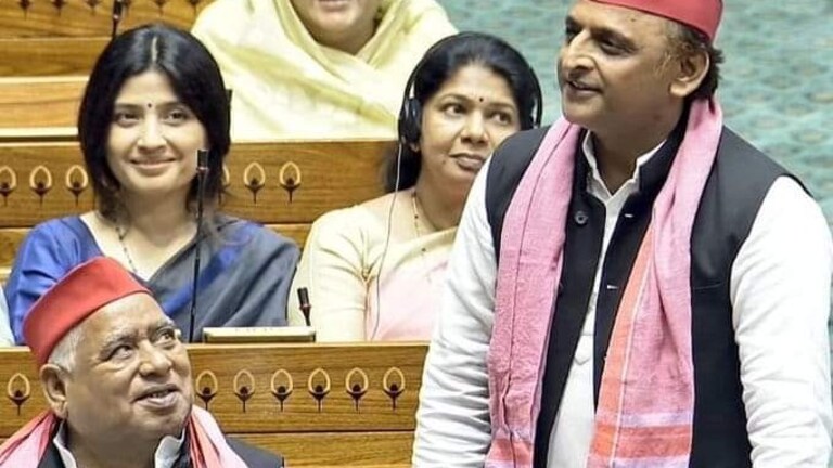 अखिलेश ने अयोध्या-फैजाबाद सांसद को बताया था ‘अयोध्या का राजा’, विवाद हुआ तो ये बोले अवधेश प्रसाद लोकसभा में अखिलेश यादव, डिंपल यादव और अवधेश प्रसाद