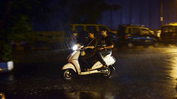 UP के इन शहरों में 1 जुलाई को तेज बारिश का अलर्ट जारी, पश्चिम यूपी में कब पहुंचेगा मॉनसून? UP Tak