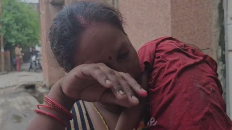 Hathras Stampade : कंधे पर बच्चे को रखकर अस्पताल पहुंची महिला, सुनाई सत्संग में मची भगदड़ की दर्दनाक कहानी Hathras Satsang Stampade