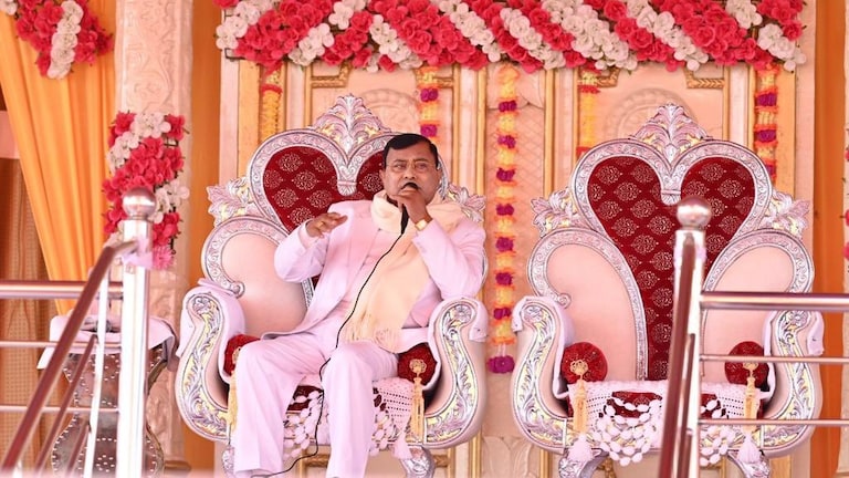 पत्नी को लेकर जाते हैं सत्संग, पहनते हैं सफेद सूट और टाई, भोले बाबा का असली नाम ये है! Picture: Bhole Baba