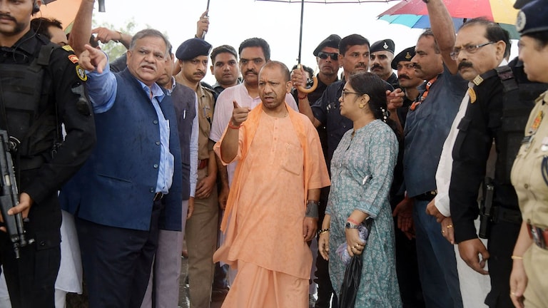 भोले बाबा पर बोले CM योगी- सब जानते हैं सज्जन की फोटो किनके साथ, क्या अखिलेश की तरफ है इशारा? UP Tak