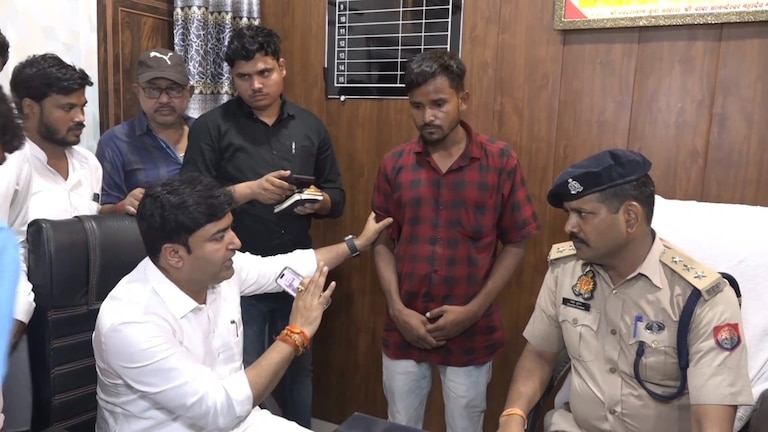 25 हजार इनामी अपराधी को छुड़ाने थाने पहुंच गए BJP MLA अभितीज सांगा, पुलिस ने जेल भेजकर ही दम लिया BJP MLA Abhijeet Singh Sanga