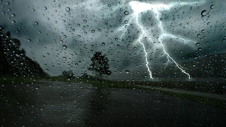 UP Weather Update: यूपी में अगले तीन दिनों तक भारी बारिश का अलर्ट जारी, इन 20 जिलों में बरसेंगे बादल UP Weather News