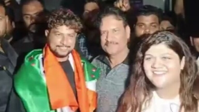 वनडे वर्ल्ड कप का फाइनल में हारने के बाद डिप्रेशन में था और...कानपुर पहुंचे कुलदीप यादव ने किया बड़ा खुलासा  कुलदीप