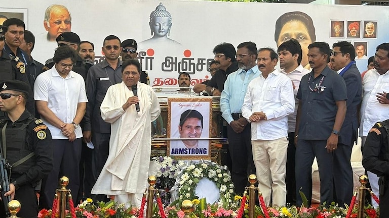 तमिलनाडु पहुंच मायावती ने BSP नेता आर्मस्ट्रांग को अंतिम विदाई देकर ये कहा, साथ दिखे भतीजे आकाश UP Tak