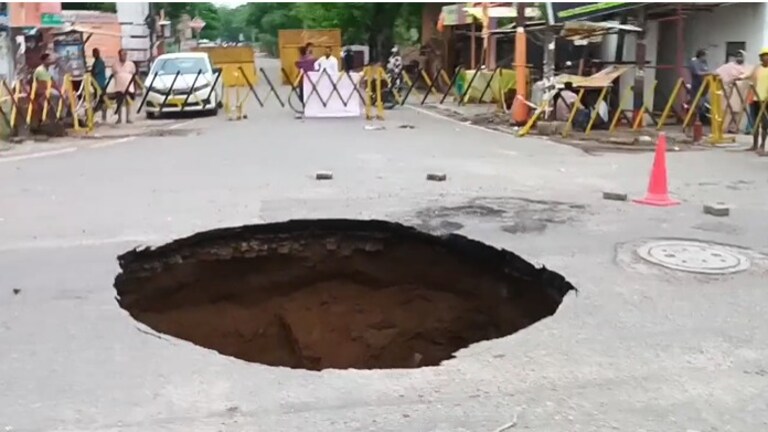 लखनऊ में अचानक धंसने लगी सड़क, देखते ही देखते बीच सड़क में बन गया बड़ा सा गड्ढा lucknow News