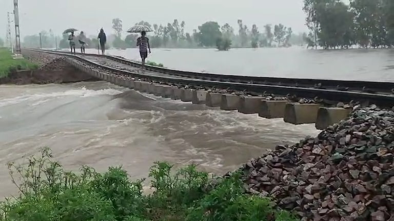 पीलीभीत में शारदा नदी ऊफान पर! बारिश की वजह से रेलवे की पुलिया टूटी, जीवन अस्त-व्यस्त Pilibhit News