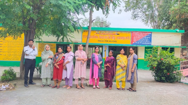 यूपी : सरकारी स्कूलों में डिजिटल अटेंडेंस को लेकर घमासान! शिक्षक क्यों कर रहे हैं विरोध और क्या है उनकी मांग,पढ़ें ग्राउंड रिपोर्ट up news
