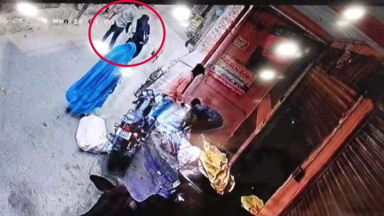 मेरठ में 45 साल के विशाल ने बुर्का पहनी महिला से की छेड़छाड़, वीडियो वायरल होते ही हुआ ये हाल Meerut