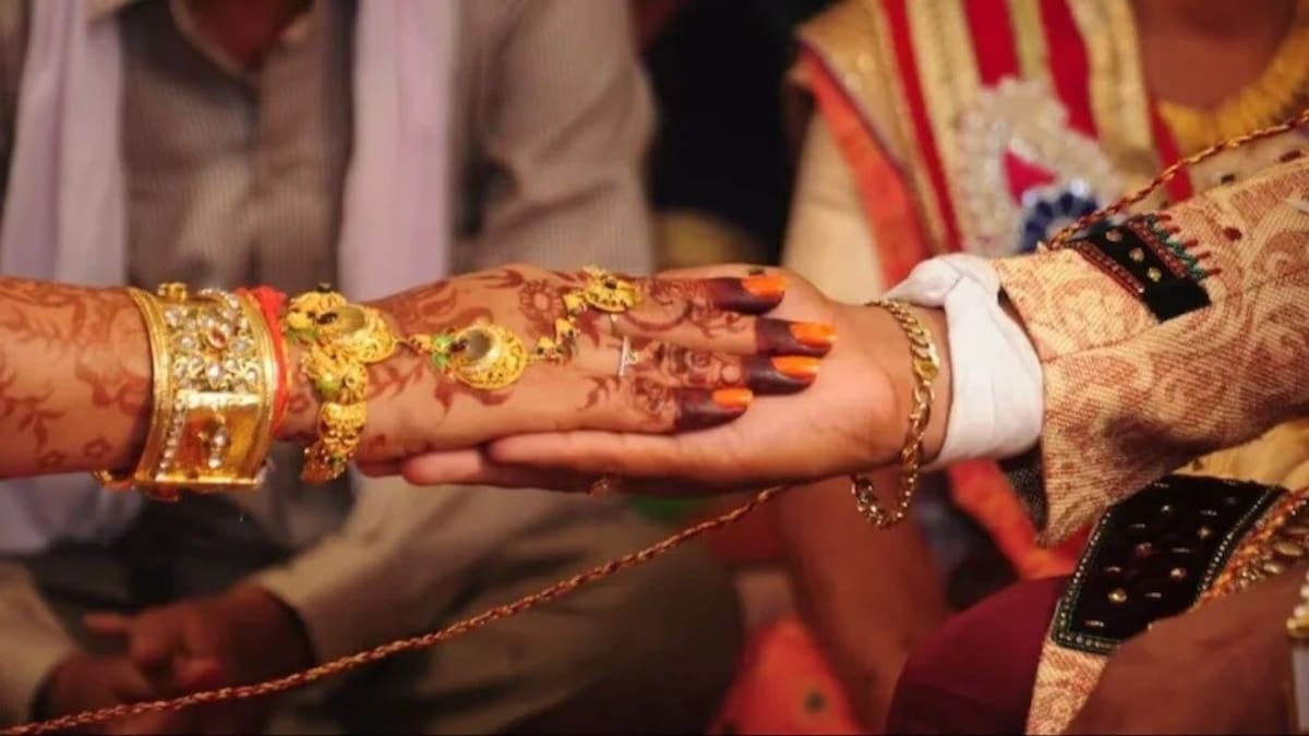 अमरोहा: फेरों के लिए बैठा था तभी आया फोन, ऐसा क्या हुआ? जो दूल्हा दुल्हन को छोड़ फौरन भाग निकला Amroha News