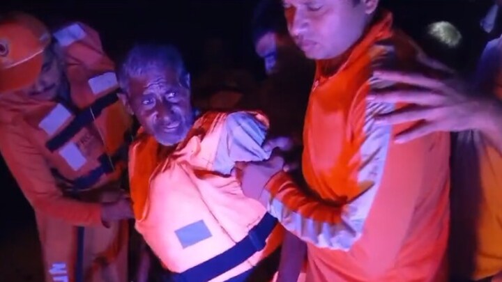 5 घंटे पेड़ पकड़ बाढ़ के बीच फंसा रहा शख्स, लखीमपुर खीरी से आई जिंदगी से जंग की गजब कहानी Lakhimpur Kheri