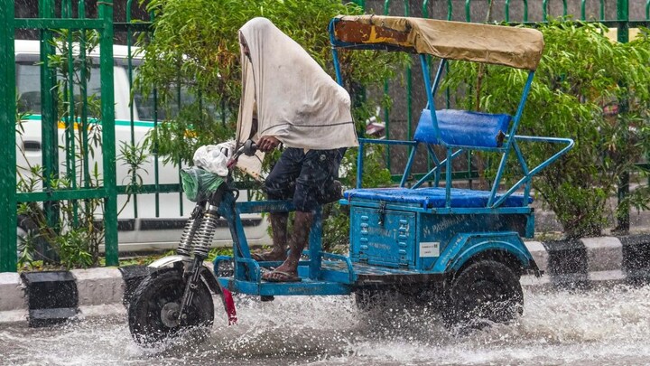 UP Weather Update: यूपी के इन जिलों में आज भारी बारिश का अलर्ट, जानें 12 जुलाई को कैसा रहेगा मौसम UP Weather Updates