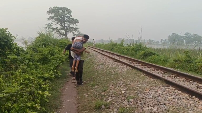 बहन के शव को कंधे पर उठाकर ले जा रहे थे दोनों भाई, पर क्यों? लखीमपुर से आई दर्दनाक तस्वीर Lakhimpur Kheri