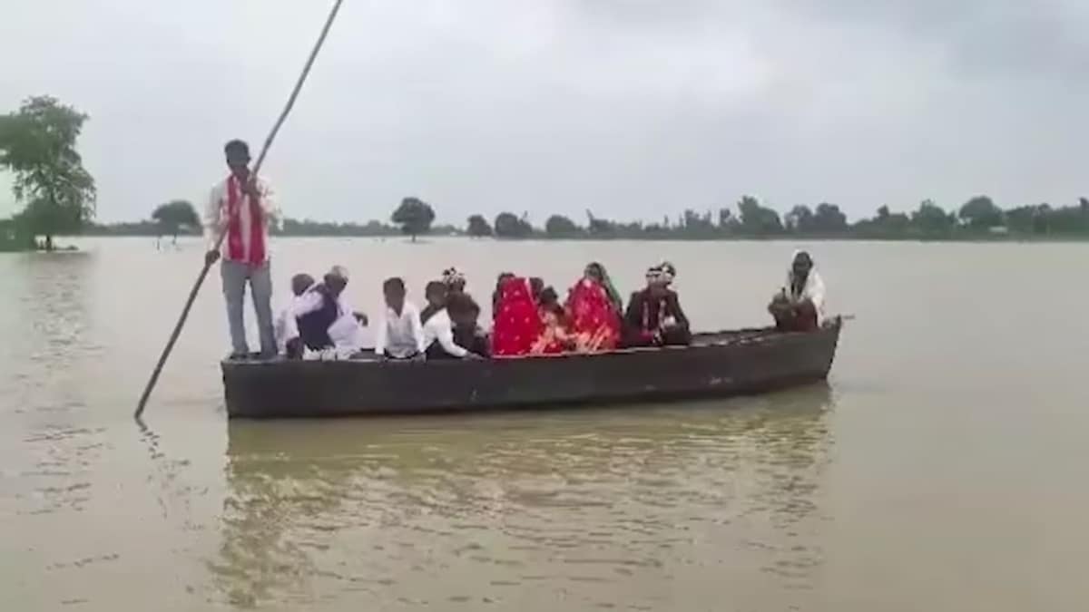 नांव में बैठकर दुल्हन पहुंची अपने ससुराल, बाढ़ की चपेट में आए गोंडा से सामने आई गजब तस्वीर Gonda