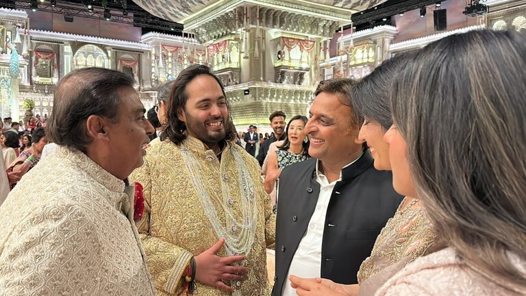 ग्रैंड वेडिंग में जब मुकेश अंबानी और अनंत से यूं मिले अखिलेश-डिंपल, साथ में था पूरा परिवार Akhilesh Yadav, Anil Ambani, Anant Ambani