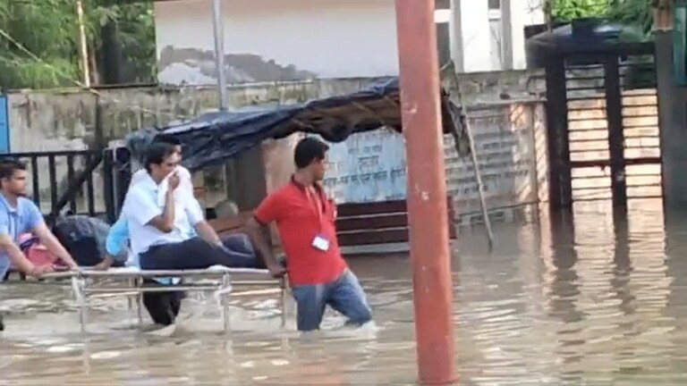 शाहजहांपुर : चेहरा छिपाए और फिर स्ट्रेचर पर बैठकर पानी से बाहर निकले प्रिंसिपल, वीडियो आया सामने Shahjahanpur