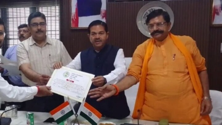 नौकरी मिलते ही बदायूं DM-केंद्रीय मंत्री से नाश्ते को लेकर बहस करने लगा लेखपाल, अब खतरे में जॉब Budaun