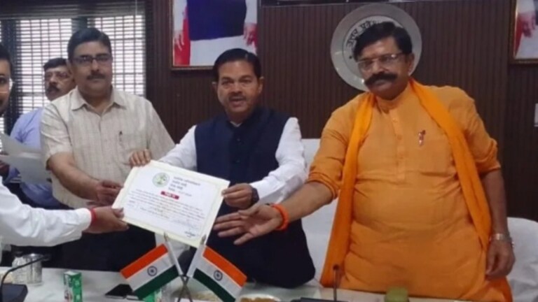 नौकरी मिलते ही बदायूं DM-केंद्रीय मंत्री से नाश्ते को लेकर बहस करने लगा लेखपाल, अब खतरे में जॉब Budaun