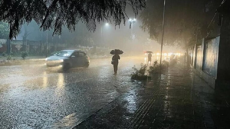 UP weather Update: यूपी के इन 25 जिलों में आज होगी भारी बारिश, IMD ने जारी किया ये अलर्ट UP Weather Forecast News