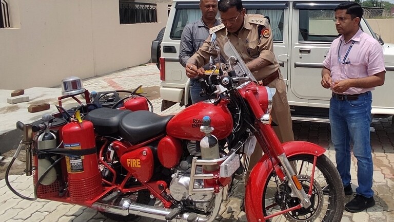 फिरोजाबाद में अब बाइक करेगी दमकल गाड़ी का काम, GAIL ने इसे यूं किया तैयार  Firozabad News