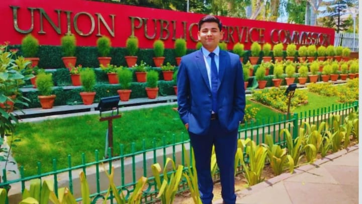 बांदा के विवेक गुप्ता ने EPFO परीक्षा में हासिल की RANK-20, काफी प्रेरक है इनकी कहानी UP Tak