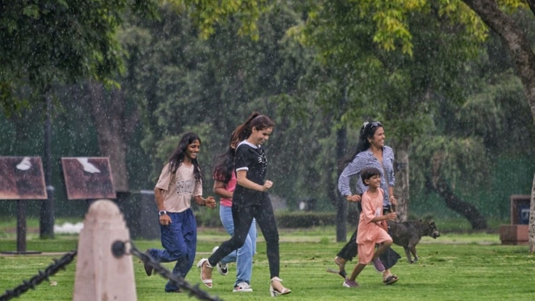 UP Weather Update: यूपी के इन 68 जिलों में तेज बारिश का अलर्ट, IMD ने दे दी पूरी लिस्ट मौसम अपडेट