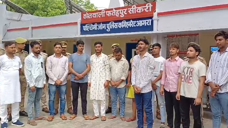 आगरा में मुहर्रम पर लगाए गए 'फलस्तीन जिंदाबाद' के नारे, अब पुलिस ने 14 आरोपियों का किया ये हाल Agra News