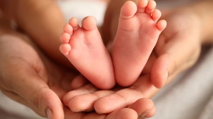 एक शरीर, दो मुंह और चार हाथ-पैर, सीतापुर में पैदा हुआ अद्भुत बच्चा, देखने के लिए अस्पताल में लग गई भीड़ UP Tak