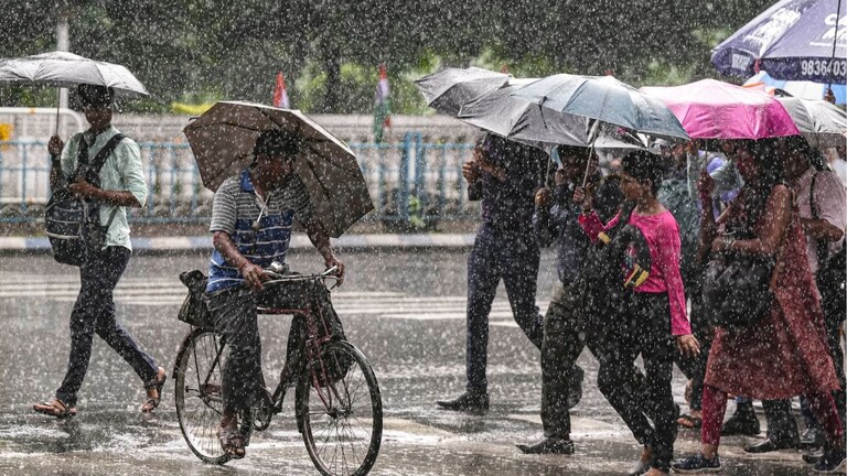 UP Weather Update: 24 घंटे में 10 जिलों के लिए बारिश का अलर्ट, इन शहरों में होगी मूसलाधार UP Weather Update